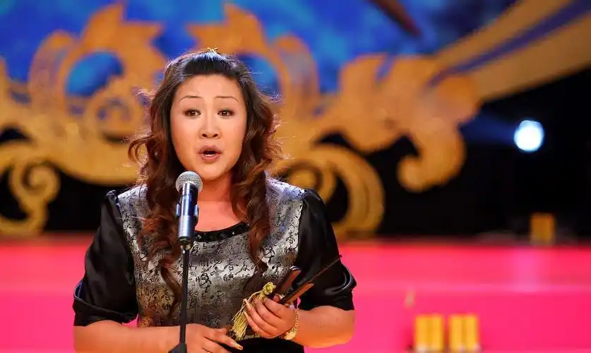 郭德纲报幕,张云雷准备乐器,德云社董事长王惠王者归来重返舞台