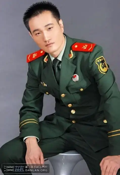 谁能帮我ps个军人的照片啊,本人一直有个军人情结 谢谢把图片下方的子