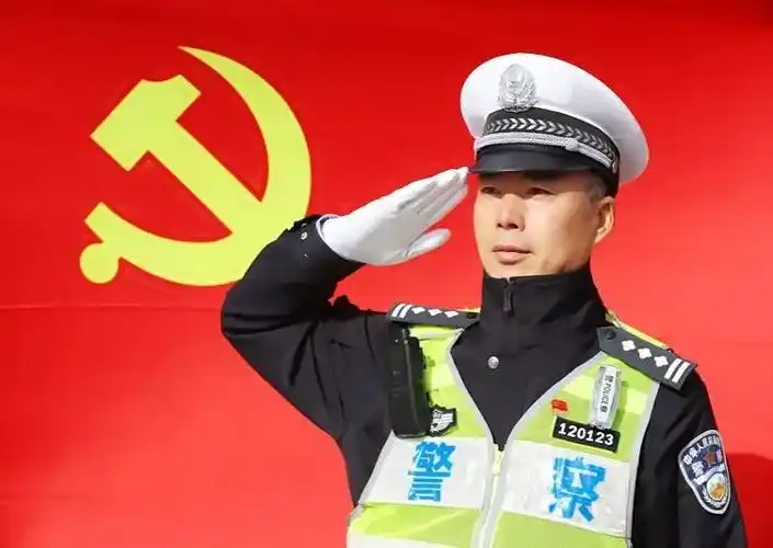 忠诚坚守一路平安党徽于胸警徽在上