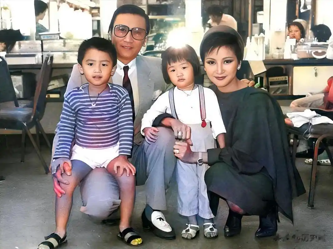 这是谢贤与妻子狄波拉和两个孩子.