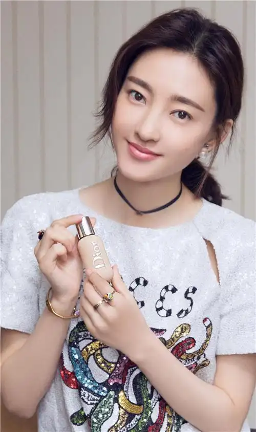 著名演员 王丽坤dior迪奥后台彩妆眼部彩盘"一盘多用,随心混搭的9宫格