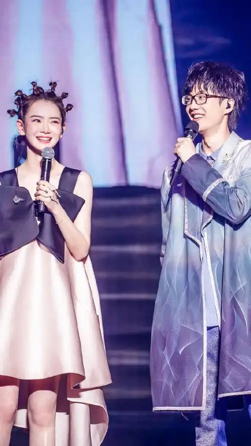 戚薇亮相许嵩演唱会终极丸子头时尚感这么强