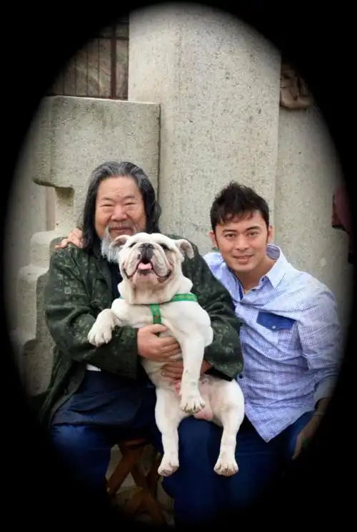 据指当时由父亲樊梅生亲自指导,虎父无犬子,樊少皇年纪轻轻练出一身