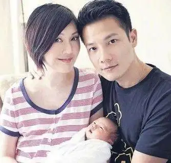 杨千嬅一家三口(资料图)据香港媒体报道,杨千嬅,古天乐,周渝民及导演