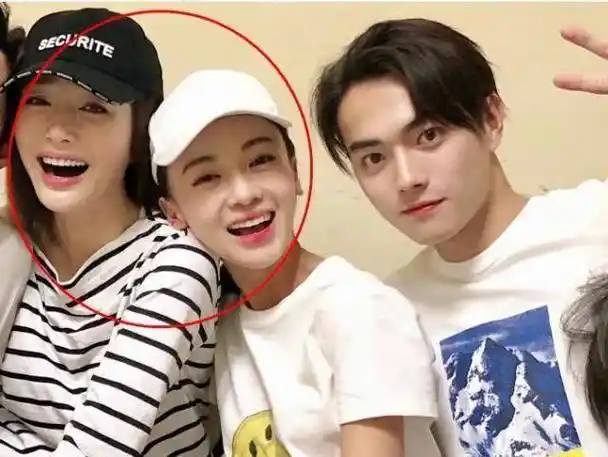 秦岚新剧开播,吴谨言第一时间转发,配文46字力破"不和"传闻_宣传_发展