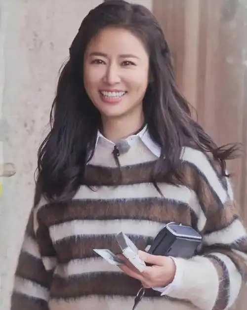 林心如人到中年身材不倒穿露脐装搭牛仔裤老阿姨秒变辣妹