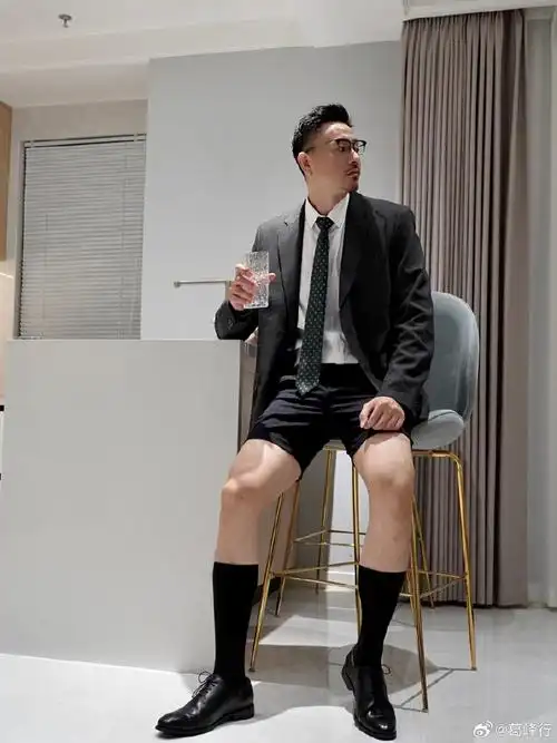 40岁大叔周末的一天西装客超话型男帅哥窝超话#正装##西装