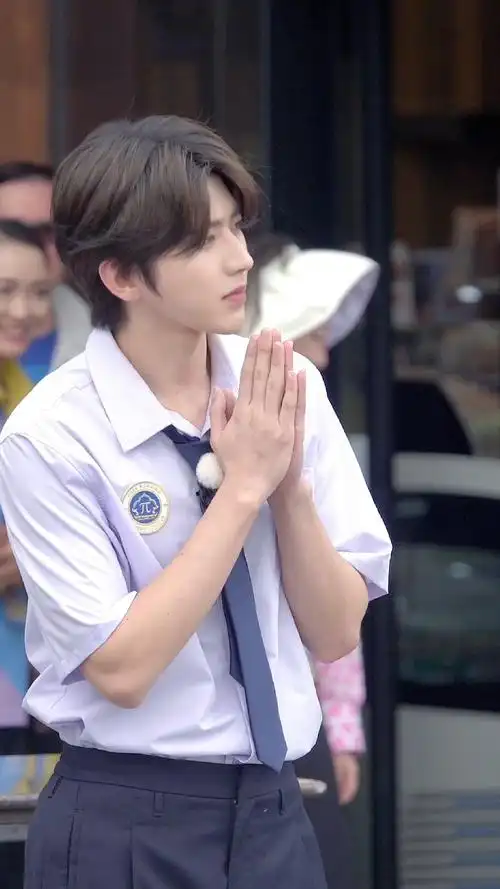 奔跑吧校服路透##奔跑吧蔡徐坤