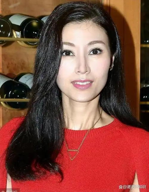 54岁李嘉欣近照认不出!盛世容颜不再,脸部皱纹明显气质依然过人