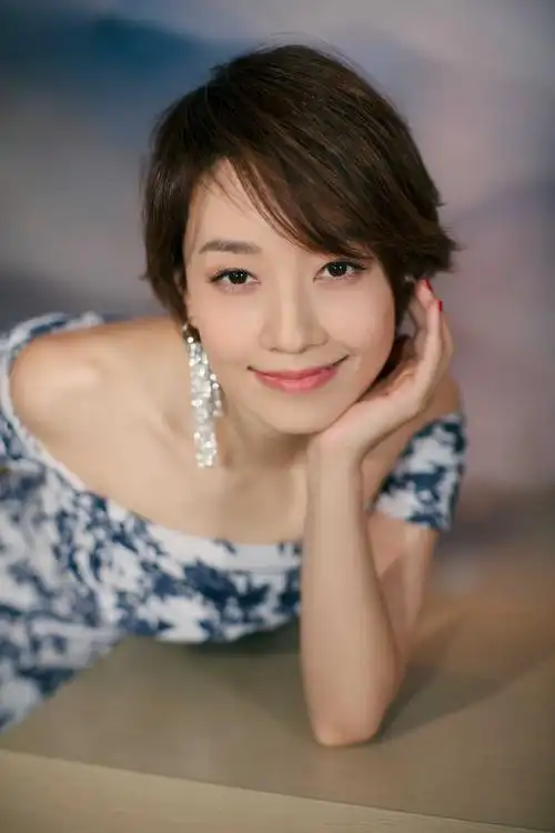 马伊琍亮相2020国剧盛典红毯青花瓷露肩长裙尽显优雅气质