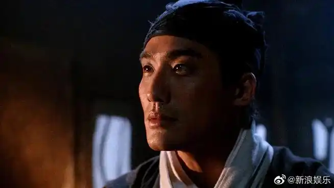 旧爱浪#1992年《新龙门客栈》,梁家辉饰演周淮安,使一柄"伞中剑"