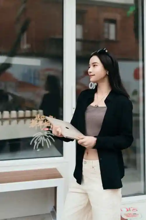 今年偏爱极简静奢风,简简单单一件衬衫随意搭配都能适配不同场合