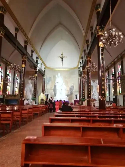 教堂内部,宽敞明亮,高深肃穆.