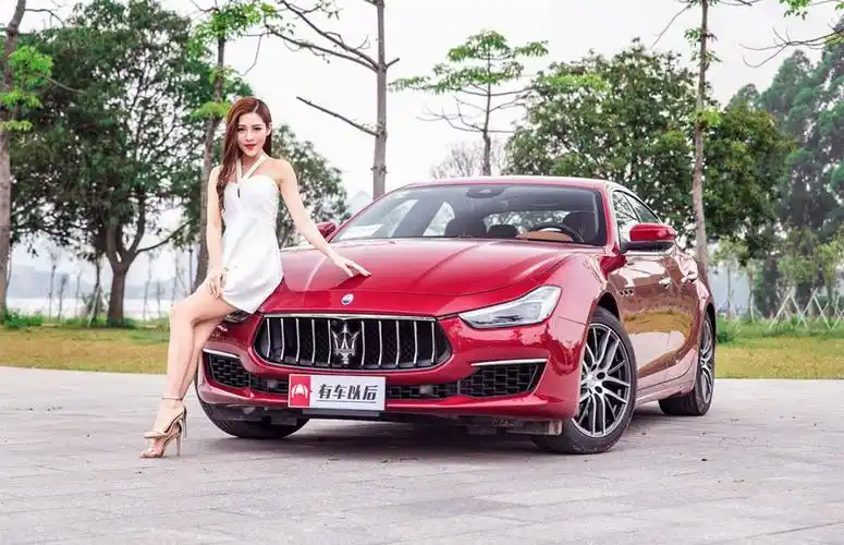 听到我们来了辆玛莎拉蒂,我们的大美女汪汪自告奋勇,上来