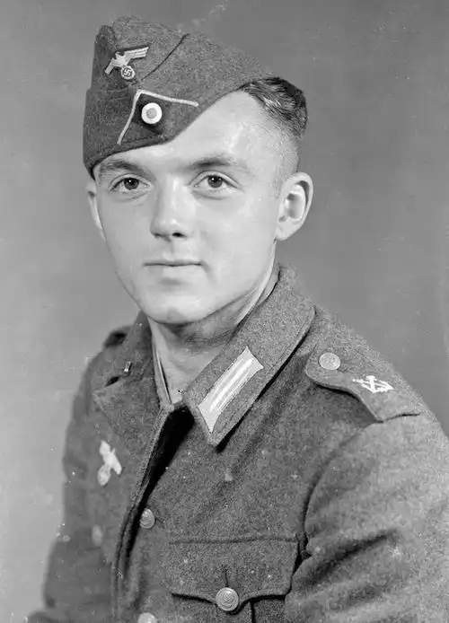 海岸军衔海岸部队士兵身着陆军野战服,使用陆军领章,肩章则使用海军