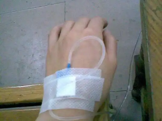 农村人阳了打针吊瓶,城里人却吃药硬扛,赤脚医生完胜专家?