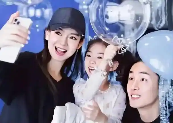 孩子,甚至一度患上了产后抑郁,可见他有多重视戚薇跟这个宝宝