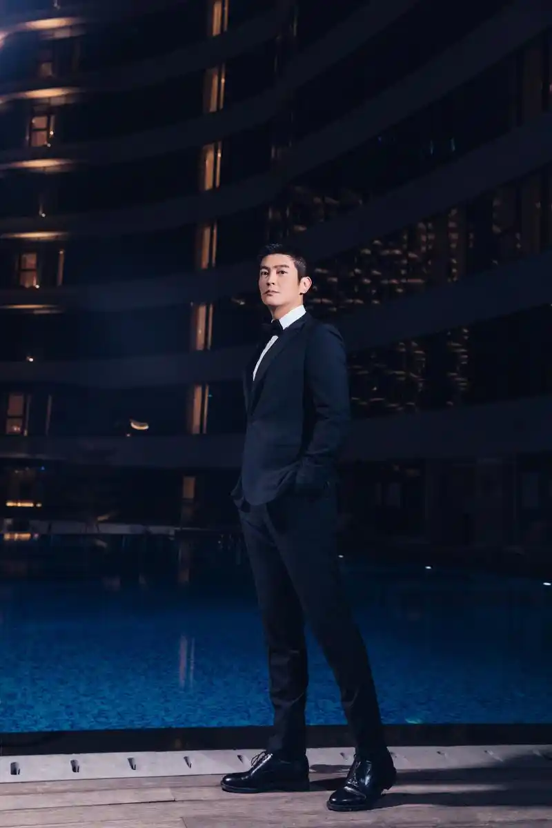 杜江担任第32届中国电影金鸡奖提名者表彰仪式的主持人,身穿黑色经典