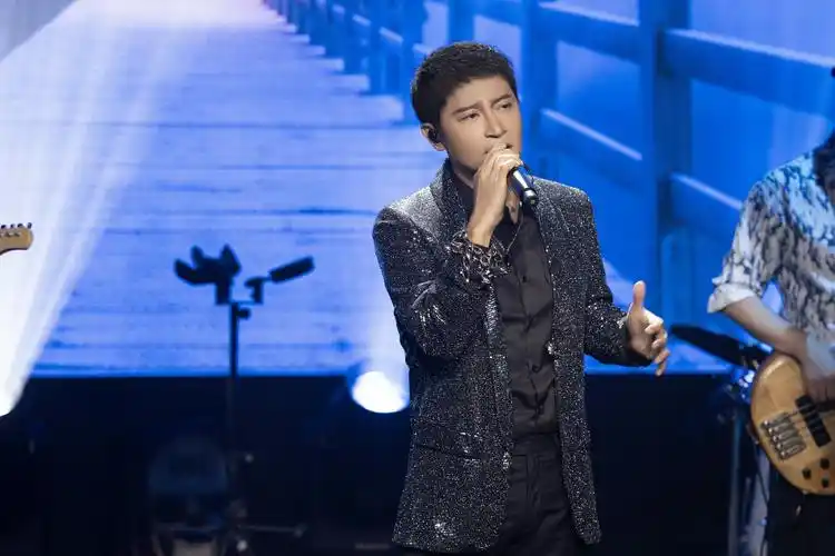 并在百老汇的舞台上演出过,此次演唱会陈志朋特别选在小剧场举行,意在