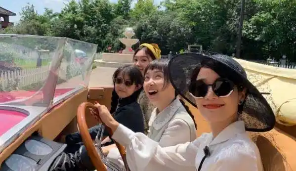 马伊琍晒照,靠在男生肩膀吃蛋糕不避嫌,小18岁绯闻男友也在场_高伟光