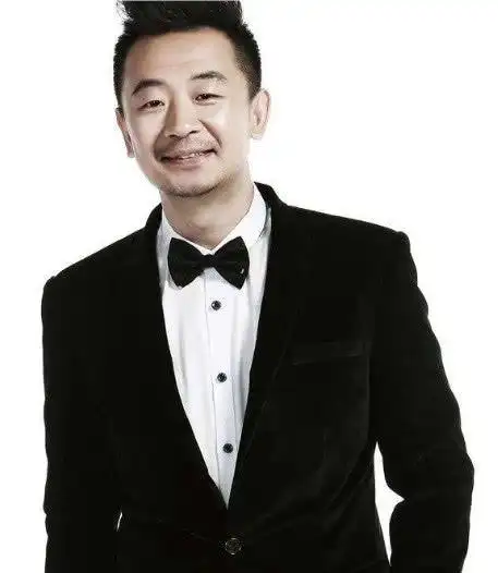 43岁黄海波逗鸟乐呵呵发福胖肚惹人眼球