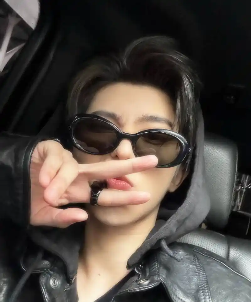 蔡徐坤更新自拍戴比耶墨镜皮夹克可爱帅气~文艺范儿