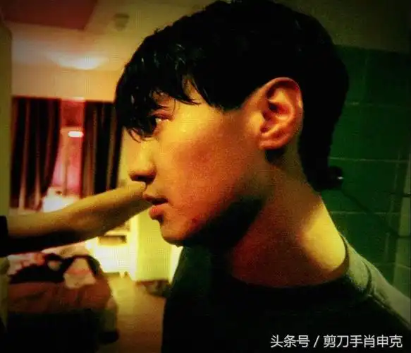 墨镜是标配大金链子 抽烟黎明颜值"最巅峰"的作品肯定要数这部王家卫