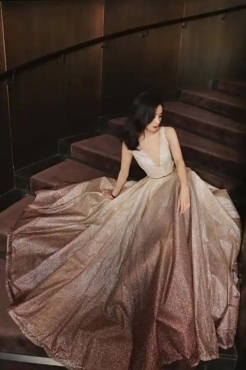 赵丽颖气质越来越好了,穿露肩亮片轻纱礼服,优雅得像个小公主_制服