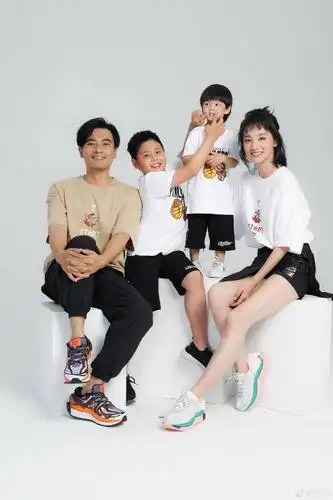 陈龙晒出一家四口全家福 表白妻子章龄之