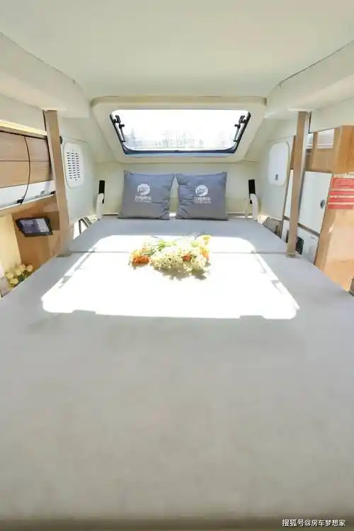 飞翔房车 6座4卧,2个地下室,大通v90 t型房车!