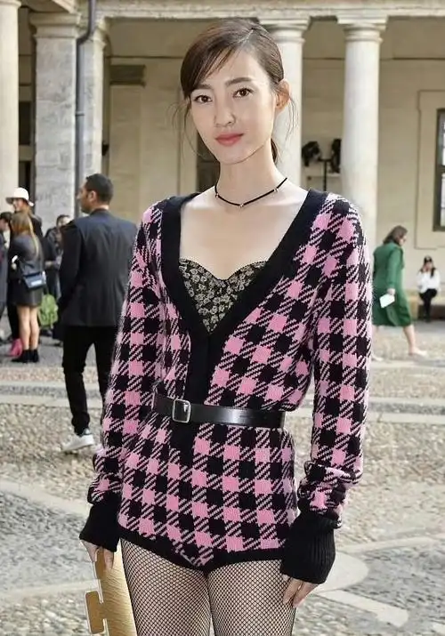 韩庚王丽坤二搭新剧#期待新剧   后面是王丽坤巴黎活动照