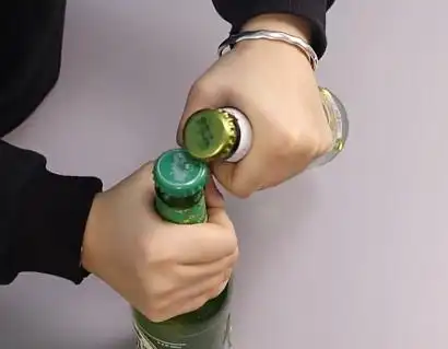 今天才发现,啤酒瓶盖上有个小机关,女孩子一拧就打开