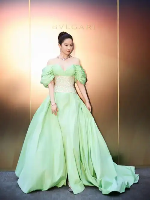 全球品牌代言人@刘亦菲佩戴bvlgari宝格丽高级珠宝作品,亮相罗马