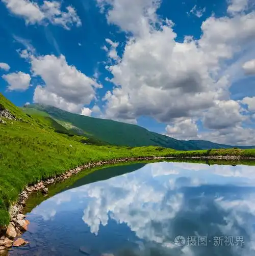 在一个绿色的山谷漂亮蓝色湖