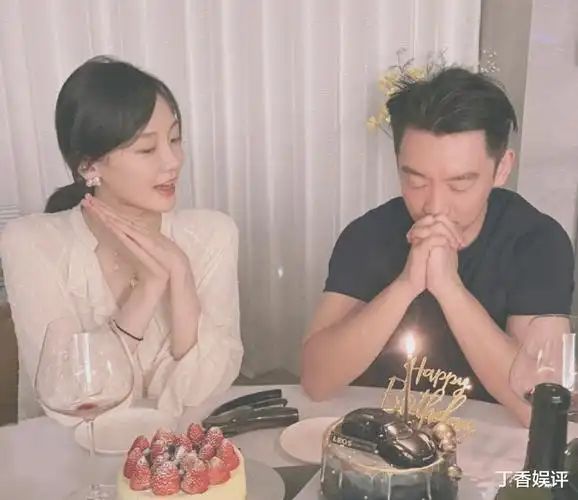 郑恺庆祝结婚一周年,却忘了照片中的苗苗纯素颜,这模样我看愣了_明星