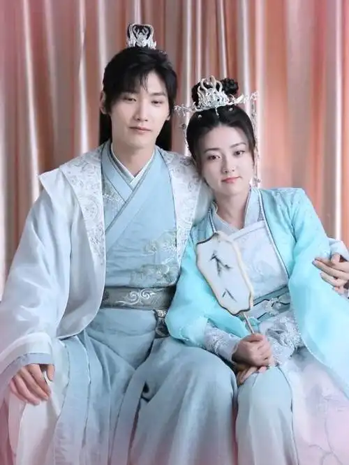 梁洁和邢昭林依偎在一起,双方耳朵像番茄,粉丝解释:只是朋友