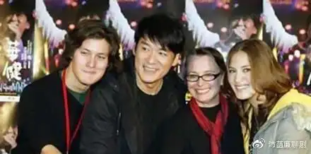 但进入青春期后,周厚安就像开了2倍速一样,身高和长相都快速成熟.