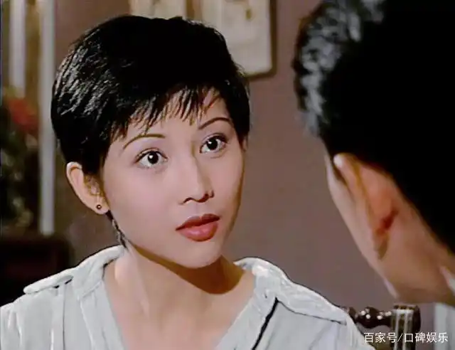 早年的蔡少芬脸颊还有肉感,配合短发俏皮又有点魅.