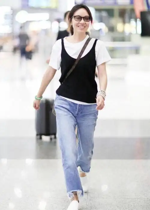 闫妮真是中年妇女自信的源泉穿白t恤配吊带走机场素颜也能抗