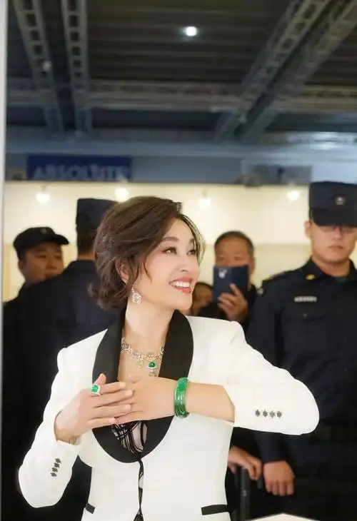 刘晓庆佩戴收藏级翡翠上央视