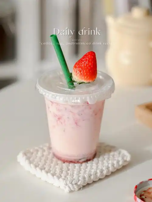 草莓 香草冰淇淋 草莓酱 茉莉绿茶疯狂摇均匀以后饮用~~摇摇奶昔真的