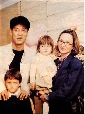 周华健一家人的易老基因夫妻同框似母子父子合影如兄弟