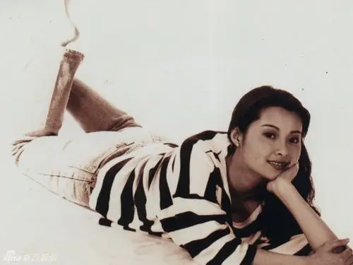 组图:44岁袁立一心扑在公益上 年轻时也是嫩得可以掐出水啊