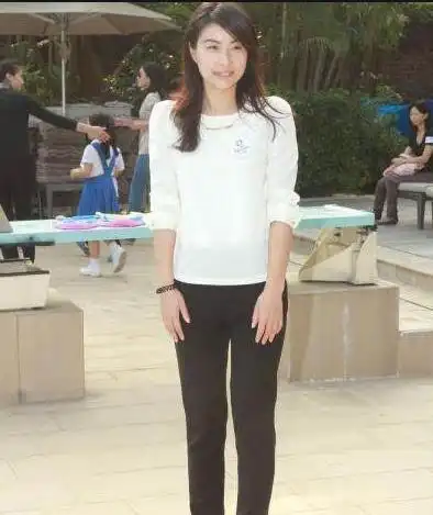 郭晶晶也时尚一回,穿印花外套配半身裙现活动,大背头气场十足