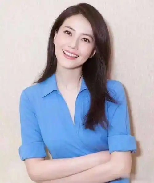 网易首页>网易号>正文申请入驻>高圆圆常年都是留的这一款发型,斜分