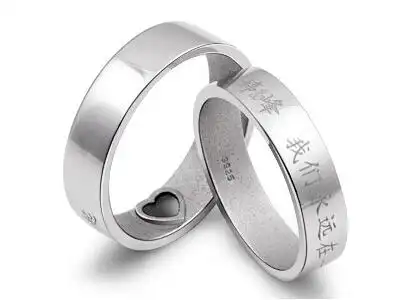 他们用层出不穷的手段见证爱的美好回忆,在戒指上刻字成为时下的经典