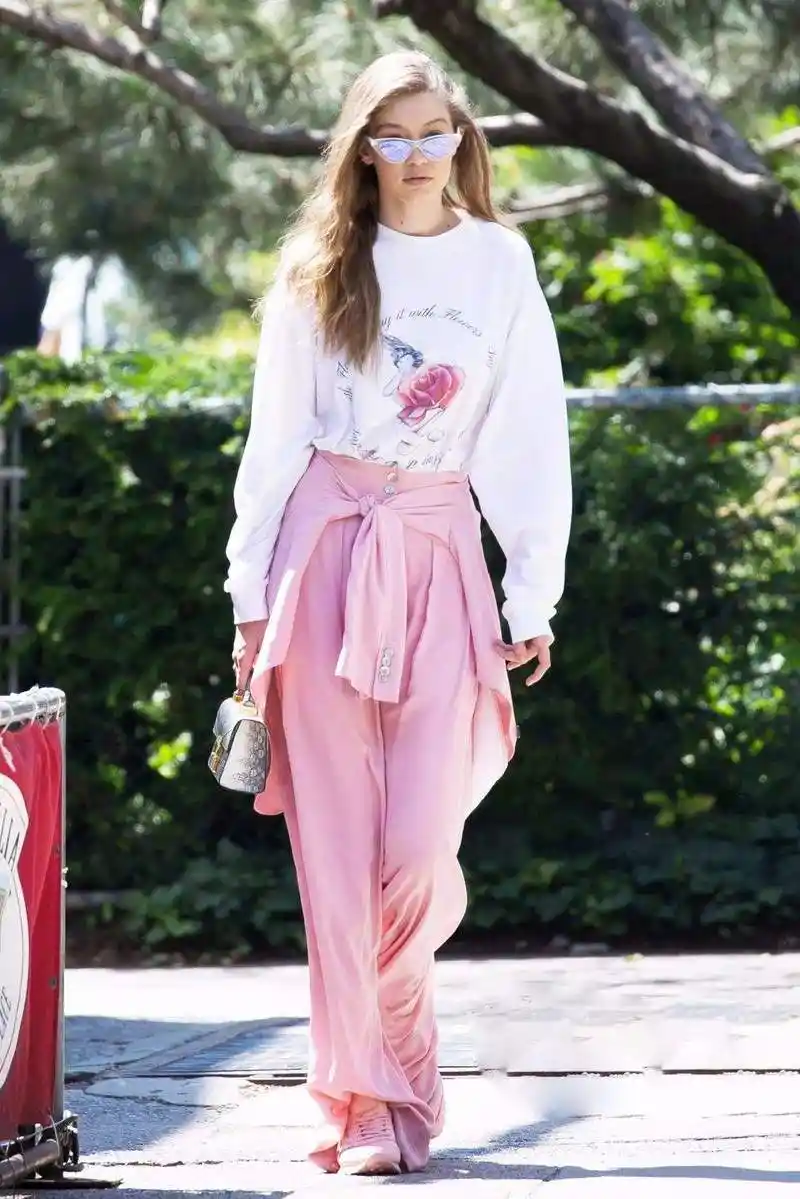 粉色同色系搭配粉色也是分成深浅不同,明度不同的细分色彩的,所以用同