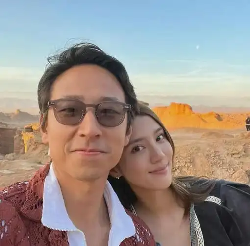 吴千语现男友施伯雄晒合影公开撒糖两人录节目举止亲密恩爱十足