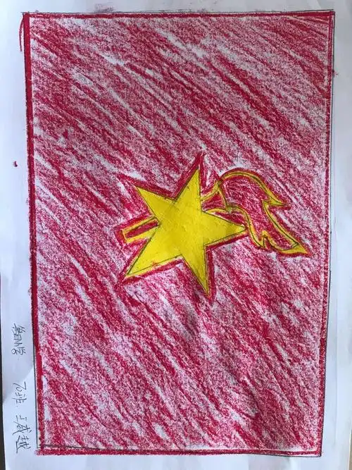 认真学画大队队旗.