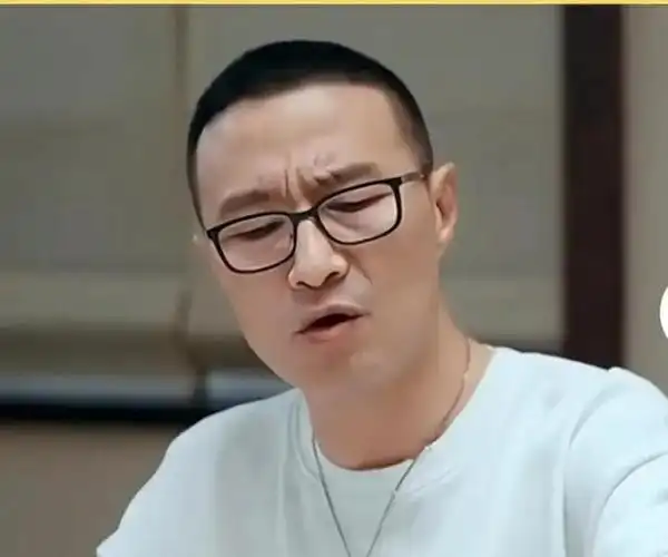 尽管汪峰平时喜欢戴眼镜,但这张素颜照片中他没有戴眼镜,因此显得眼睛